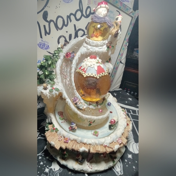 CHRISTMAS DECORATION VERY HEAVY PLAYS MUSIC AND GOES AROUND - Picture 1 of 1